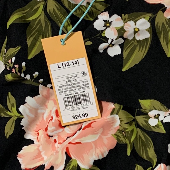 NWT-swim top with attachable straps - Picture 3 of 3